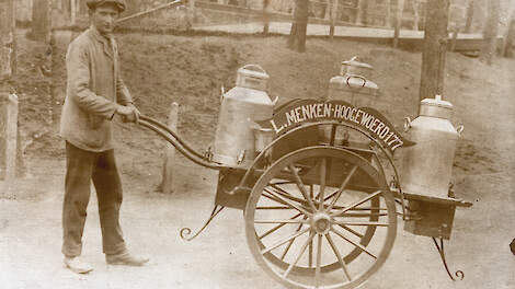 Leen Menken achter de melkkar