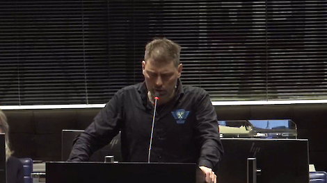 Mark van den Oever (FDF) spreekt in.