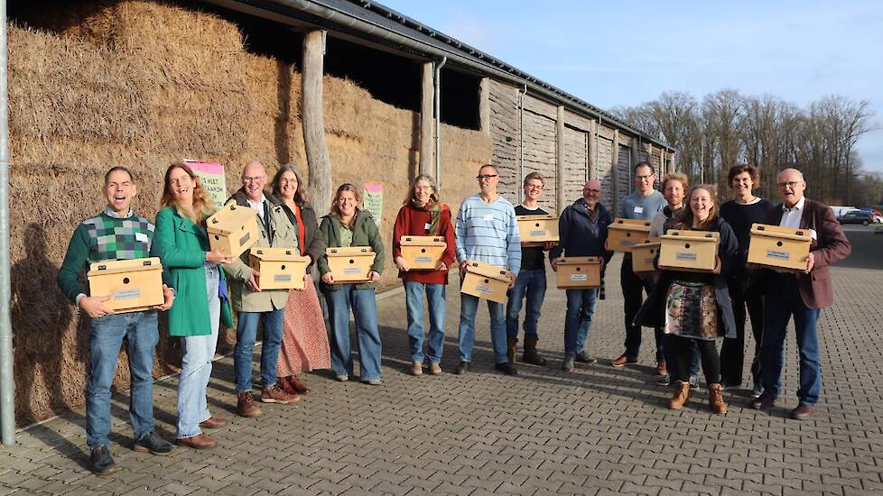 Ambassadeurs biologische en natuurinclusieve landbouw ontvingen een nestkast