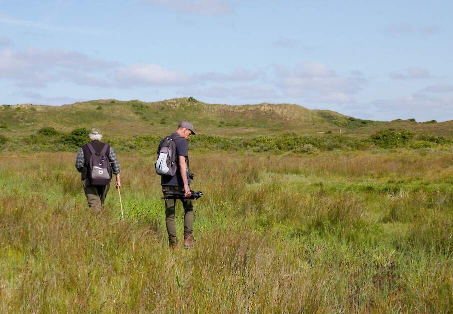 Kees Bruin en Robert Ellenkamp in de duinen op Texel