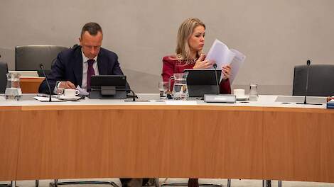 Landbouwminister Femke Wiersma bladert door papieren tijdens mestdebat