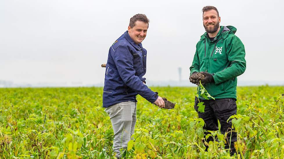 Joris van den Heuvel en Wilbert Nieuwenhuis in het veld.