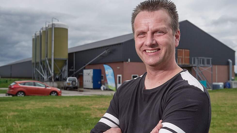 Martien van Kempen voor zijn leghennenstal die nu leeg staat. De demontage start in januari waarna de stal in Polen weer wordt opgebouwd.