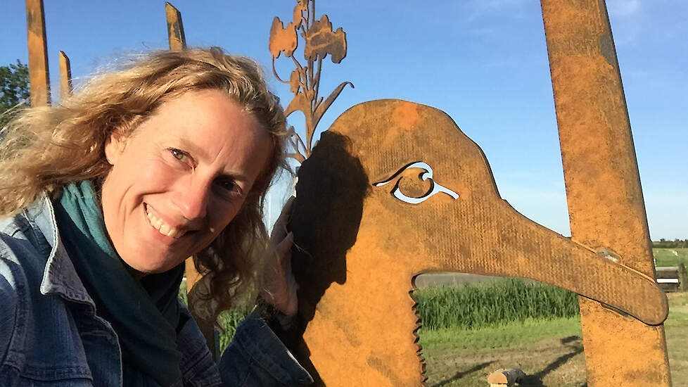 Barbe Messing legt beleefpaden aan. Hier staat ze bij een grote stalen weidevogel op Terschelling, een van haar creaties.