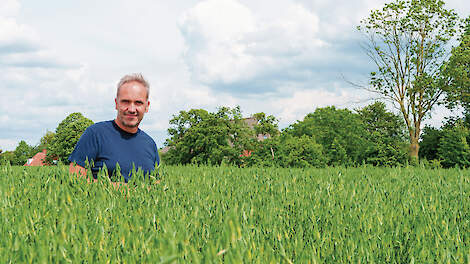 Menko Oosterhuis in het veld