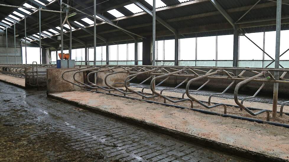 Een lege ligboxenstal.