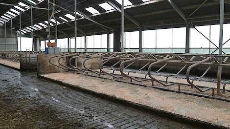 Een lege ligboxenstal.