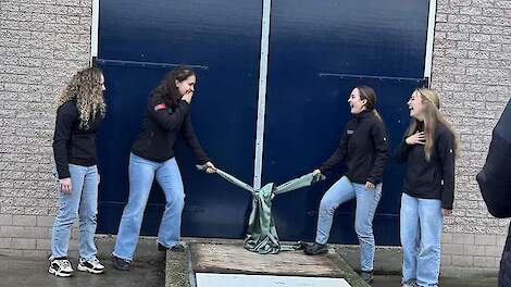Vier studenten van de Aeres-opleiding veehouderij openden op dinsdag 9 december de nieuwe wroetstal van Aeres Farms in Dronten (FL).