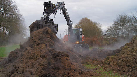 Loonwerker Harm Jan Wesseling werkt een composthoop op de Westeresch om