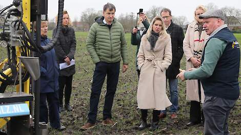 Landbouwminister Femke Wiersma krijgt uitleg van projectleider Arjan Mager van BO Akkerbouw over Nmin-residumetingen in de praktijk.