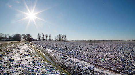 Een laagje sneeuw op de landbouwgrond