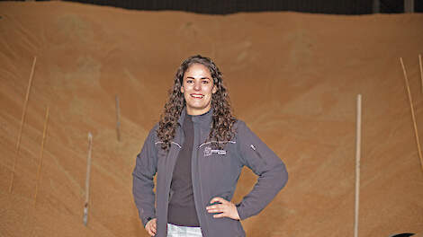 Thea Buseman bij een indrukwekkende bult opgeslagen graan in Scheemda.