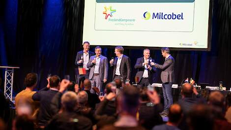 Blije bestuurders van FrieslandCampina en Milcobel na afloop van de ledenraad.