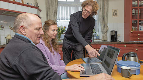 Gebiedsmedewerker Jan Ottens in overleg met deelnemer Johan Pennings met dochter Suzanne
