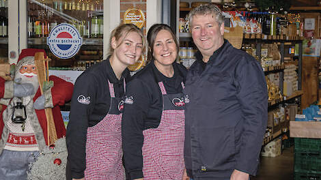 Astrid, Corn&eacute; en dochter Loes bij de winkel.