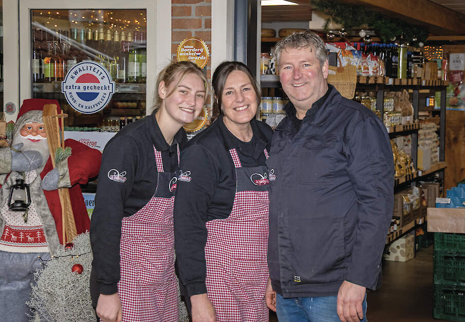 Astrid, Corn&eacute; en dochter Loes bij de winkel.