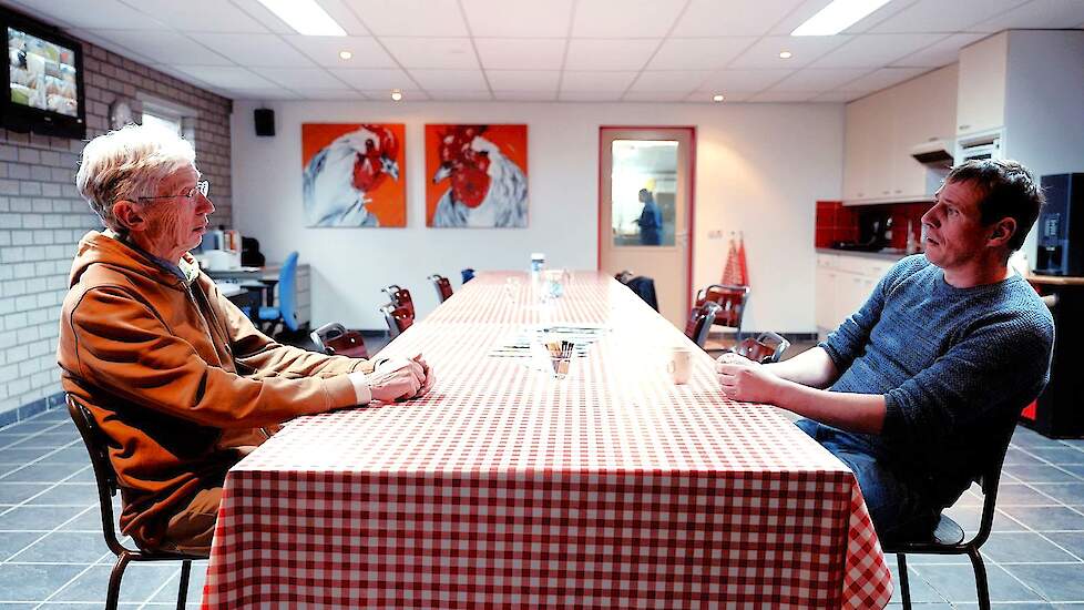Johan Vollenbroek, MOB, in gesprek met pluimveehouder Frank Rooijakkers in januari van dit jaar.
