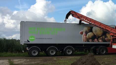 Campagne Avebe zetmeelaardappelen transport laden vrachtwagen