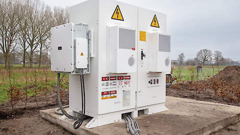 Een accu voor energieopslag op een pluimveebedrijf in het Noord-Brabantse Asten.