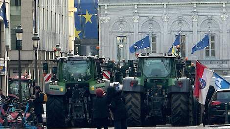 Europese boeren protesteren bij de kantoorgebouwen van Europese Unie en het Europees Parlement.