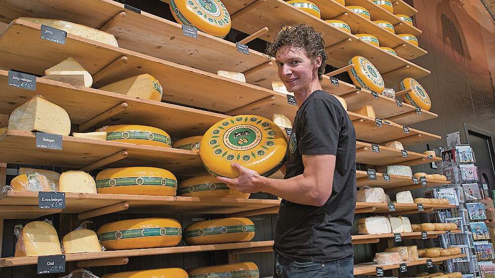 Niels Mesu bij kazen van zijn boerderij.