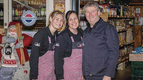 Astrid (midden), Corn&eacute; (rechts) en dochter Loes bij de winkel.