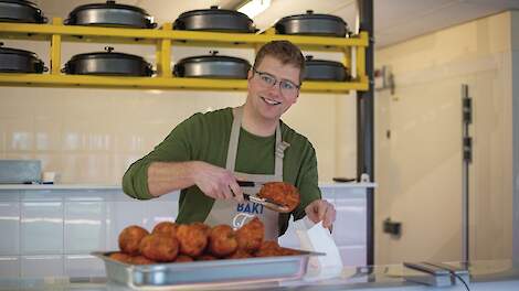Tom Overgaauw is binnen het bedrijf vooral actief binnen de poelierszaak. Het vak leerde hij van zijn moeder. Hij is druk met zijn nieuwe horecazaak en deed mee aan Heel Holland Bakt.