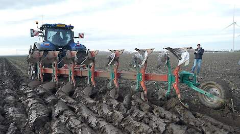 Velddemonstratie: vergelijking van diverse typen on-land ploegen