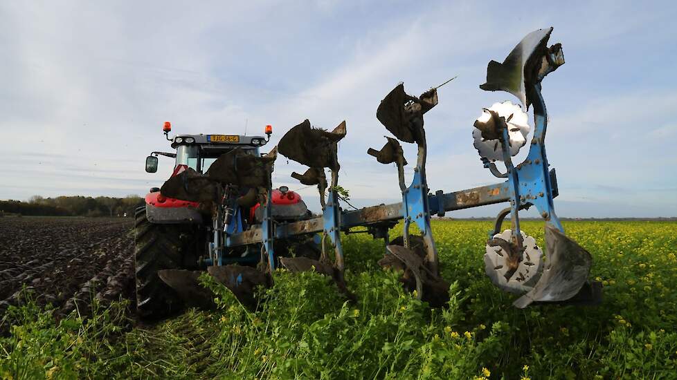 Ploegen van landbouwgrond.