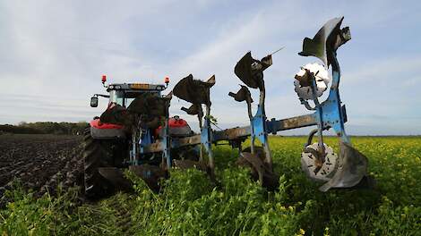 Ploegen van landbouwgrond.
