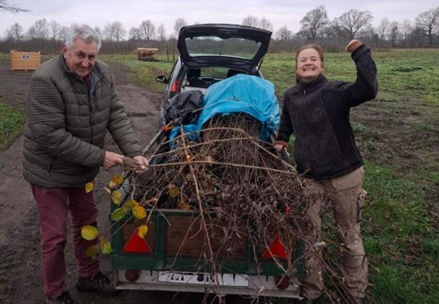 Boeren halen met korting bomen op om aan te planten, via durrzaamheidsstichting Urgenda.