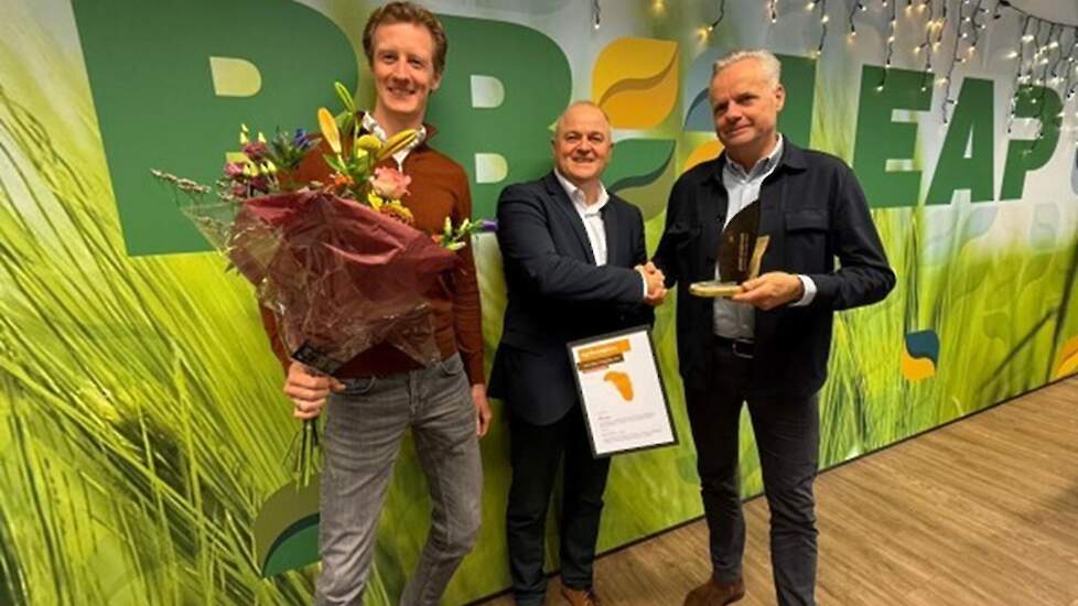 Peter Millenaar (recxhts) en Joren Wolfert krijgen de Agrifoodpluim uit handen van gedeputeerde Marc Oudenhoven.