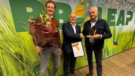 Peter Millenaar (recxhts) en Joren Wolfert krijgen de Agrifoodpluim uit handen van gedeputeerde Marc Oudenhoven.