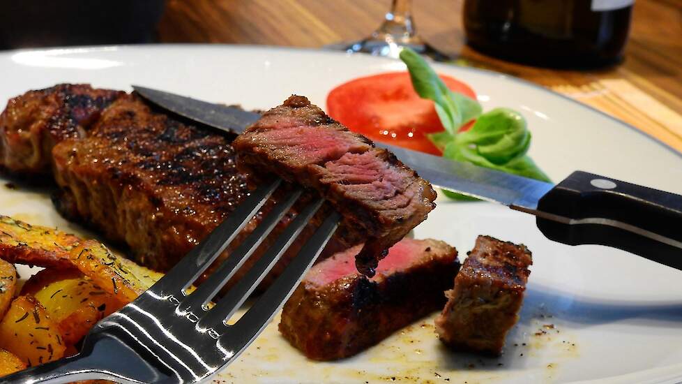 Rund- en varkensvlees heeft positieve effecten op het brein (foto laat een rundersteak zien).