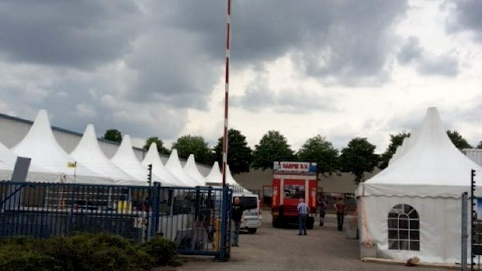 Een dag van te voren zijn ze bij Van Osch druk in de weer met de voorbereidingen op de open dag en het symposium.