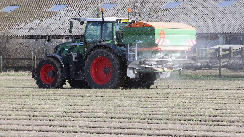 Trekker strooit kunstmest uit over akker