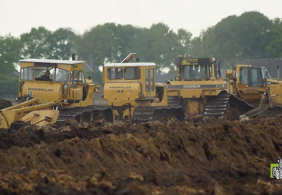 Met 650 PK Caterpillar power diepploegen Trekkerweb