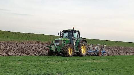 Jan Kant aan het werk in de John Deere 6830