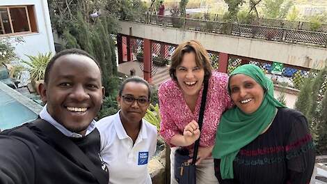 Karin van der Toorn met vertegenwoordigers van drie lokale boerenzuivelco&ouml;peraties in Ethiopi&euml;.