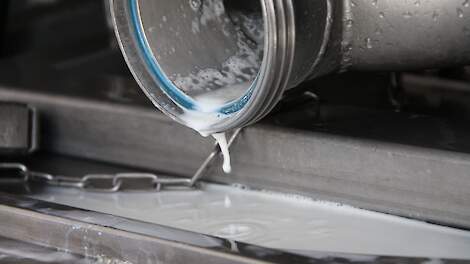 Een druppel melk sijpelt uit een melktank.