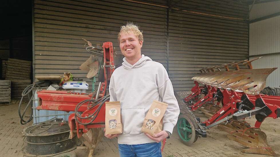 Jules Bruynen laat trots zijn geteelde pinda&rsquo;s zien.