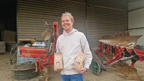 Jules Bruynen laat trots zijn geteelde pinda&rsquo;s zien.