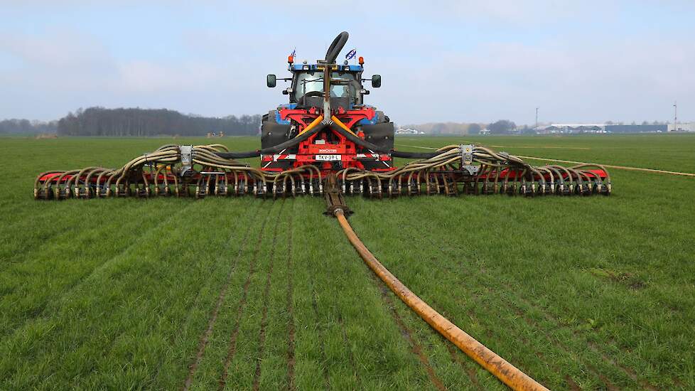 Een zodebemester rijdt rundveedrijfmest uit op grasland.