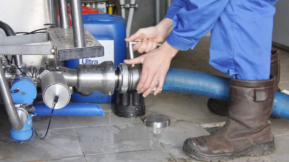 Een RMO-chauffeur haalt melk op bij een melkveehouder.