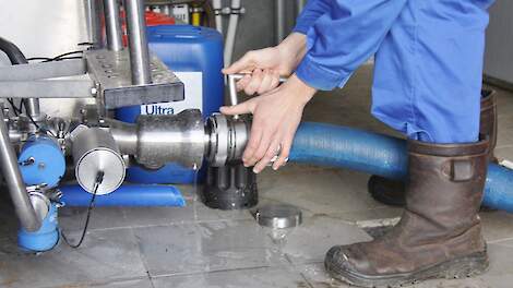 Een RMO-chauffeur haalt melk op bij een melkveehouder.