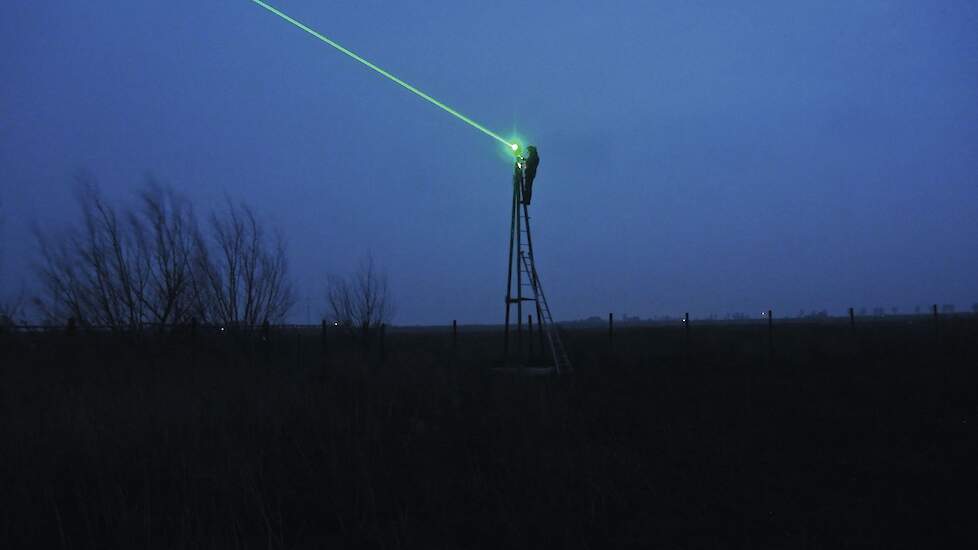 Pluimveehouders zetten steeds vaker lasers, vogelverschrikkers en drones in om wilde vogels te weren.
