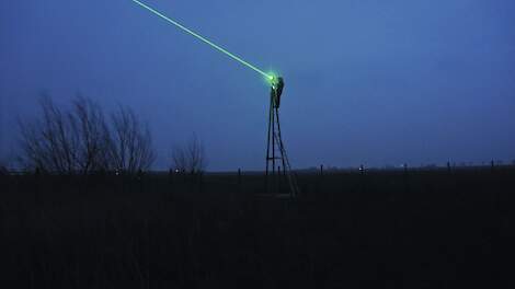 Pluimveehouders zetten steeds vaker lasers, vogelverschrikkers en drones in om wilde vogels te weren.