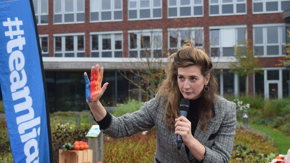 Quirine de Weerd op het hoofdkantoor van Lidl tijdens de ondertekening van het Hutspotakkoord, oktober 2024