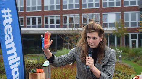 Quirine de Weerd op het hoofdkantoor van Lidl tijdens de ondertekening van het Hutspotakkoord, oktober 2024