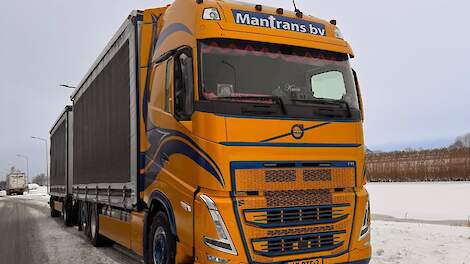 Een vrachtwagen van Mantrans B.V. in de winterse omstandigheden.